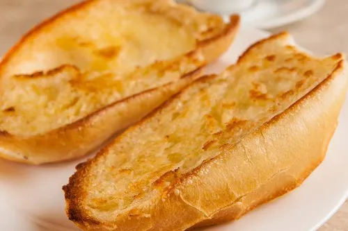 Pão francês com manteiga