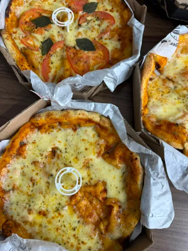 2 Pizzas Tradicionais 8 Fatias + Refri