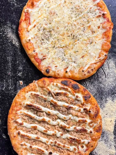 2 Pizzas Especiais 8 Fatias + Refri