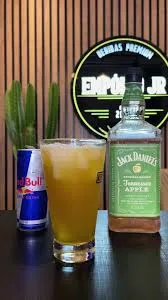 combo jack daniels maçã verde com red bull