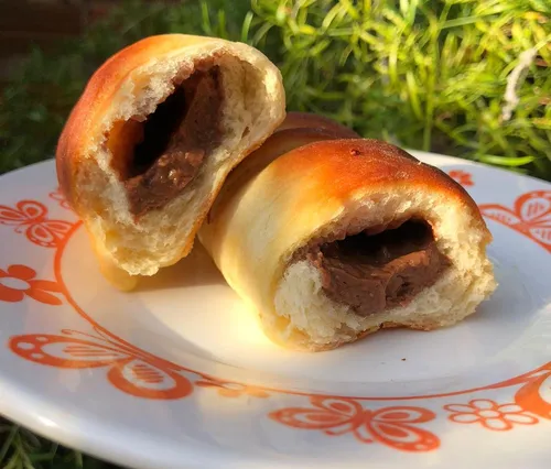 Pão doce com recheio de creme de chocolate