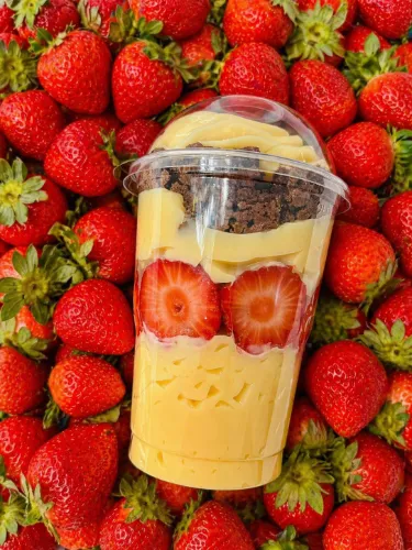Copo Supremo de Brownie com Morango