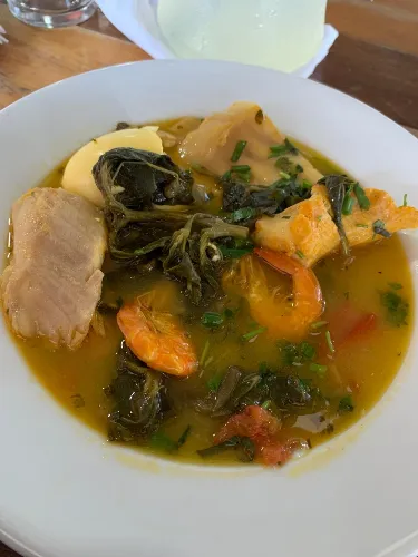 CALDEIRADA DE TAMBAQUI COM TUCUPI, JAMBU E CAMARÃO - SERVE 3 PESSOAS