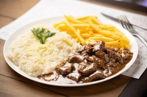 Carne ao molho madeira com arroz piamontese