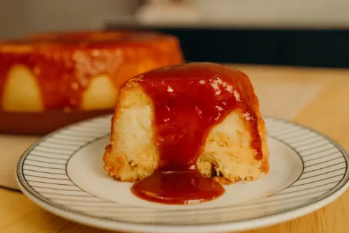 Bolo de fubá com requeijão e goiabada