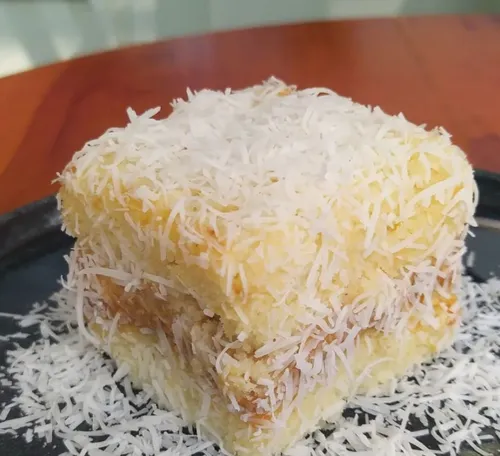 Bolo gelado de coco com doce de leite