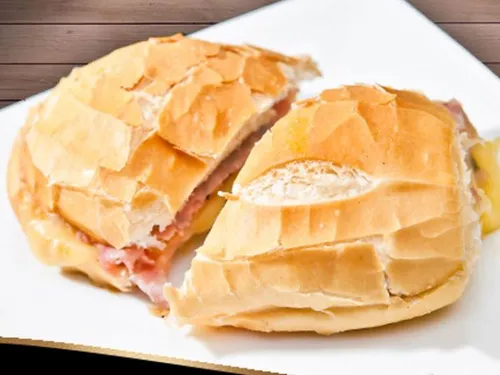 Pão francês com queijo e presunto