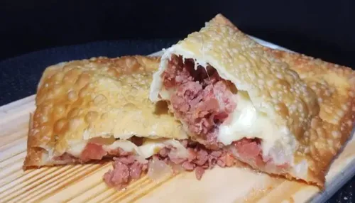 Pastel de Calabressa com Queijo 