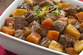 CARNE DE PANELA COM BATATA E CENOURA( POTE DE 500ML / PRÓPRIO PARA GONGELAR E LEVAR AO MICRO-ONDAS