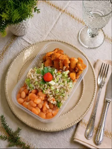 FRANGO EM CUBOS, ARROZ C/ BRÓCOLIS, FEIJÃO CARIOCA C/CALDO
