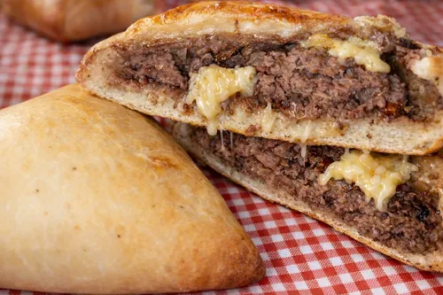 Esfirra de Carne com Queijo
