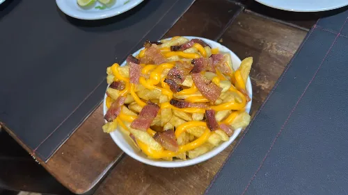 BATATA FRITA C/ CHEDDAR E BACON