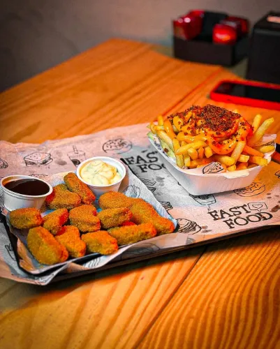 PORÇÃO DE NUGGETS COM FRITAS 